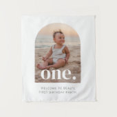 1歳の誕生日アーチ型写真ウェルカムサイン タペストリー (正面)