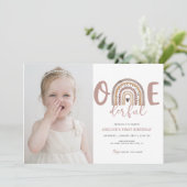 1歳の誕生日ガールOnederfulかわいい写真パーティー 招待状 (スタンド正面)