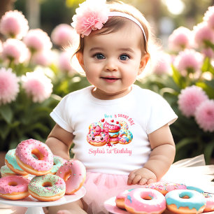 1歳の誕生日スウィート1かわいいドーナツの女の子の名前 ベビーTシャツ