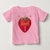 1歳の誕生日ストロベリーベビートップ最初の1歳 ベビーTシャツ (正面)