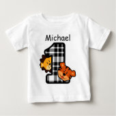 1歳の誕生日プラタイガーとライオン1歳A2 ベビーTシャツ (正面)