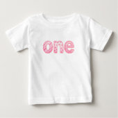1歳の誕生日ベビーTシャツ ピンクの模様 ベビーTシャツ (正面)