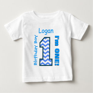 1歳の誕生日ボーイシェブロン1歳カスタムのB3AZ ベビーTシャツ