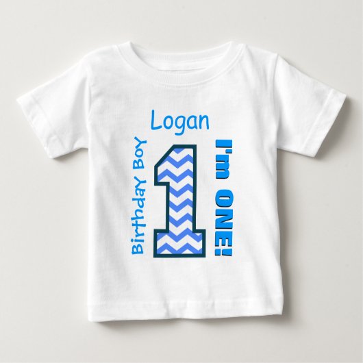 1歳の誕生日ボーイシェブロン1歳カスタムのB3AZ ベビーTシャツ (正面)