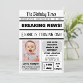 1歳の誕生日新聞テーマの男の子と女の子の雑誌 招待状 (スタンド正面)