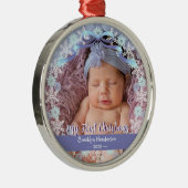 1番目のクリスマスの新生児写真の名前ライトブルーパープル メタルオーナメント (右)