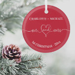 1番目のクリスマス新し結婚い名前のハート赤い ガラスオーナメント<br><div class="desc">クラシッククリスマスレッドの背景、白い文字。ミセスとハート名前と年をカスタマイズして追加する。</div>