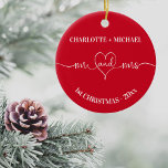 1番目のクリスマス新し結婚い名前のハート赤い セラミックオーナメント<br><div class="desc">クラシッククリスマスレッドの背景、白い文字。ミセスとハート名前と年をカスタマイズして追加する。</div>