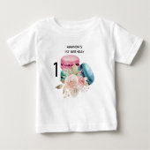1番目の誕生日とマカロンと花の水色 ベビーTシャツ (正面)