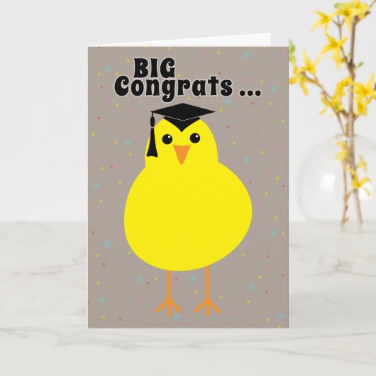 1羽の頭が切れるなひよこへの卒業のお祝い カード (黄色い花)