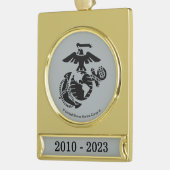 1色EGA – 黒 ゴールドプレートバナーオーナメント (左)