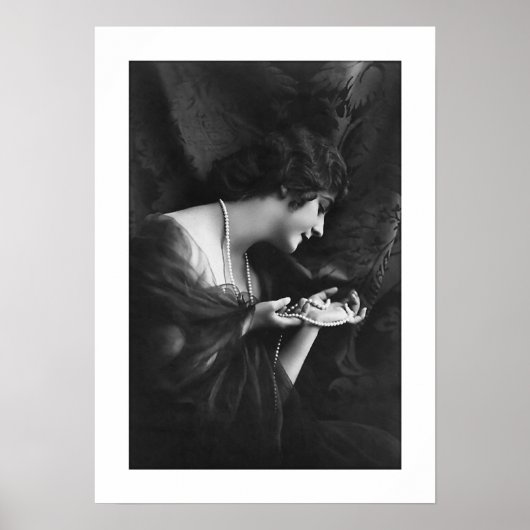 10の黒と白のドレープ華美リーの真珠 ポスター (正面)