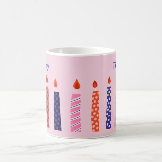 10ピンクかわいらしと紫の誕生日キャンドル コーヒーマグカップ (中央)