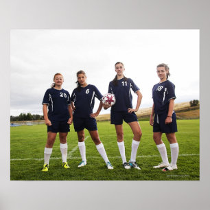 10代のな女の子のサッカーの選手のグループのportait ポスター