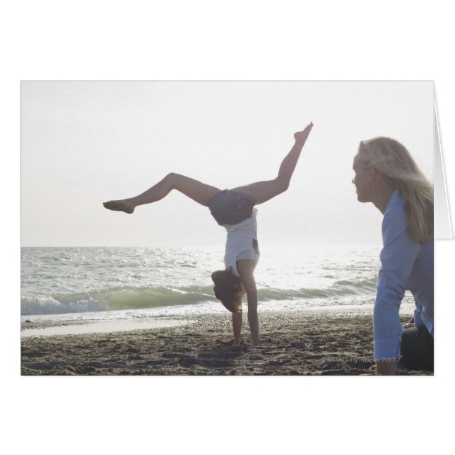 10代の女の子は、母の体操を実行する (正面横)