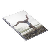 10代の女の子は、母の体操を実行する ノートブック (右側)