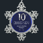 10周年結婚を迎える スノーフレークピューターオーナメント<br><div class="desc">ラブリーブルーハッピー10周年オーナメント。10日フェイクにホイルとフレームと縁どして。Valarie Wadeによって作成された青い油の背景上の角に小さな青いハート宝石。名前と日付は調整できる。</div>