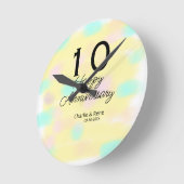 10周年結婚記念日の黄色パステルネームレトロボ ラウンド壁時計 (傾斜)