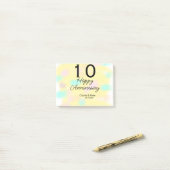 10周年記念のレトロな淡い黄色の名前入りボ ポストイット (デスク上)