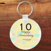 10周年記念の結婚記念日 黄色のパステル 名前 レトロ ボ キーホルダー (正面)