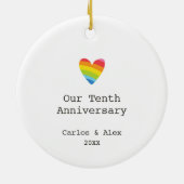 10周年記念パーソナライズされたゲイ結婚した セラミックオーナメント (裏面)