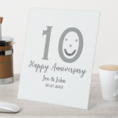 10周年記念日 名前 日付 グレー ボールド エモジ 台座サイン (インサイチュ)