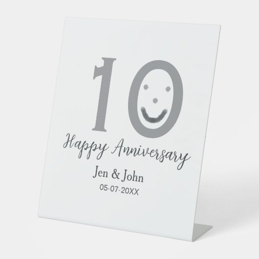 10周年記念日 名前 日付 グレー ボールド エモジ 台座サイン (正面)