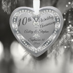 10周年記念結婚シルバー・ダイヤモンド記念 オーナメント<br><div class="desc">銀エレガント銀とダイヤ10thの記念記念オーナメントデザインによる休日ハートデザインの(権利留保)。テンプレートフィールドは、ユーザーの名前、記念日、日付でパーソナライズするために提供される。フォントのスタイル、サイズおよびカスタマイズ位置は「」ボタンでカスタマイズ設定できる。上記のように、すべての効果(ダイヤモンドと銀フェイク色)は、可能な限り現実的に見えるように設計されているが、印刷されている。このデザインはバック写真テンプレート(別売り)でも利用可能。ご質問があるもしか、デザインに関するサポートが必要な場合は、お問い合わせいただくか、info@holidayheartsdesigns.comまで直接メールでお問い合わせください。可能な限りサポートさせていただきます。生産、出荷および配送に関するお問い合わせは、Zazzleカスタマ連絡ー・サービスに直接。休日のハートのデザインは、Zazzleで10年以上の経験を持つプロフェッショナルデザインスタジオで、多くの満足したカスタマーレビューを持っているので、あなたが私たちと購入するとき、すべての詳細に最大限の注意を払って私たちの顧客が期待するプロフェッショナル品質を作成している。</div>