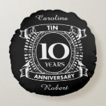 10周年記念結婚スズ ラウンドクッション<br><div class="desc">10周年結婚はギフト伝統的はスズだ。このクレストスタイルデザインは、カップルの10年祝の結婚のためのロマンチックなデザインである。このもしデザインの救済下に連絡頼カスタマイズ、彼らはこの文字の下にあるデザイナーのボタンです。10th, 10th 結婚anniversary, 10th anniversary, tin, anniversary, 結婚 s, romantic, 10th, 結婚s anniversary,白黒,</div>