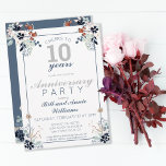 10周年記念結婚応援～10年パーティー 招待状<br><div class="desc">10年祝結婚の記念パーティの招待状に対して、この応援で10周年結婚を迎える。このデザインは、柔らかく銀かわいらし色と青のテーマを備え、カラフルフローラのアクセントは青とオレンジの色合いで。アニバーサリー結婚パーティの招待状の裏側には、それぞれの角にフローラの花束がかわいらし付いた濃い青の背景がある。この10周年コレクションの他のアイテムと魅力的ミックス結婚してマッチ。</div>