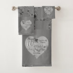 10日・11日・20日・25日・70周年記念結婚タオル バスタオルセット<br><div class="desc">ザズルのシンプルタオルで彼女の記念日を祝いたいって言う素敵でバラのハートの話デザイン?この銀色の私のオリジナルバラグラフィックは本当に！</div>