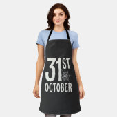 10月31日ハロウィン蜘蛛の巣デザイン エプロン (着用した状態)