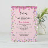 10誕生日ピンク色のアイシングと散水 招待状 (スタンド正面)