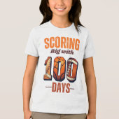 100の学校日で大きく得点 | スポーツテーマ トライブレンドＴシャツ (正面)
