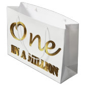 100万の金ゴールドエレガントブラウンタイポグラフィ ラージペーパーバッグ (裏面アングル)