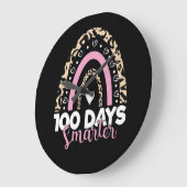 100人の日が学校の虹の100日目を祝うサマーター ラージ壁時計 (傾斜)