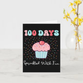 100人の日におもしろいカップケーキを振りかけるSの100日目 カード (黄色い花)