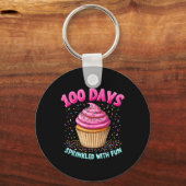 100人の日におもしろいカップケーキを振りかけるSの100日目 キーホルダー (正面)