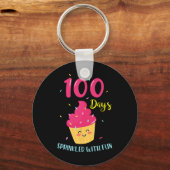 100人の日におもしろいカップケーキを振りかけるSの100日目 キーホルダー (正面)