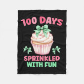 100人の日におもしろいカップケーキを振りかけるSの100日目 フリースブランケット (正面)