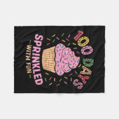 100人の日におもしろいカップケーキを振りかけるSの100日目 フリースブランケット (正面(横))