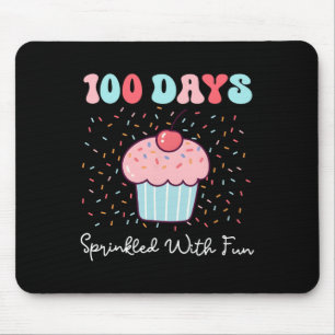 100人の日におもしろいカップケーキを振りかけるSの100日目 マウスパッド
