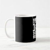 100人の日・スクール・サッカーを通り抜けた コーヒーマグカップ (左)