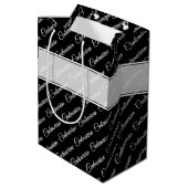 100代のタイポグラフィパターン黒/白名 ミディアムペーパーバッグ (裏面アングル)