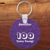 100年の若い紫色の人形キーチェーン（キーチェーン） キーホルダー (正面)