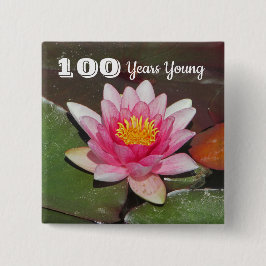 100年の若い誕生日ピンクの水百合花 缶バッジ