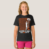 100日のためのボールを持つバスケットボールのマイルストーンTe Tシャツ (正面フル)