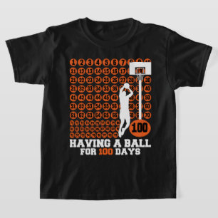 100日のためのボールを持つバスケットボールのマイルストーンTe Tシャツ