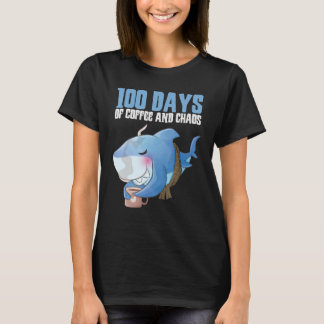 100日のコーヒーとカオスかわいいサメ先生 Tシャツ