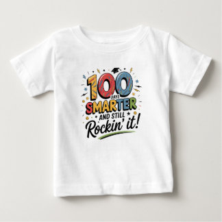 100日も賢くてロックオン! ベビーTシャツ